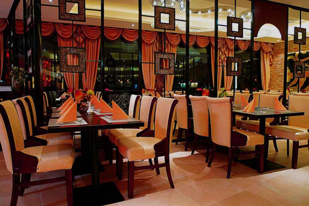 Eleganter Gastraum des Asia Palast mit eingedeckten Tischen
