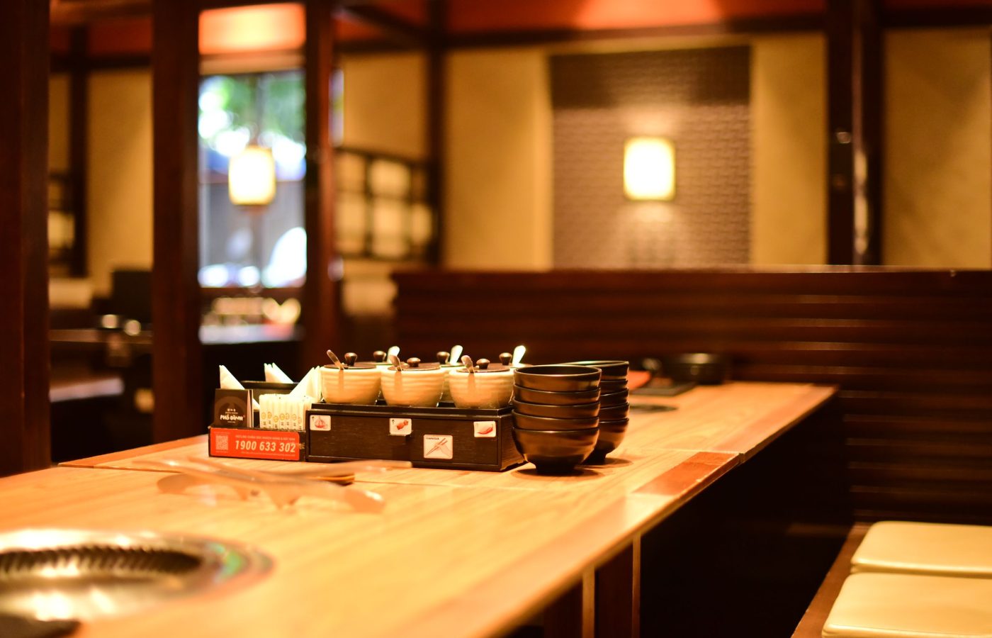 Warm beleuchtetes Restaurant-Ambiente mit dunklem Holz