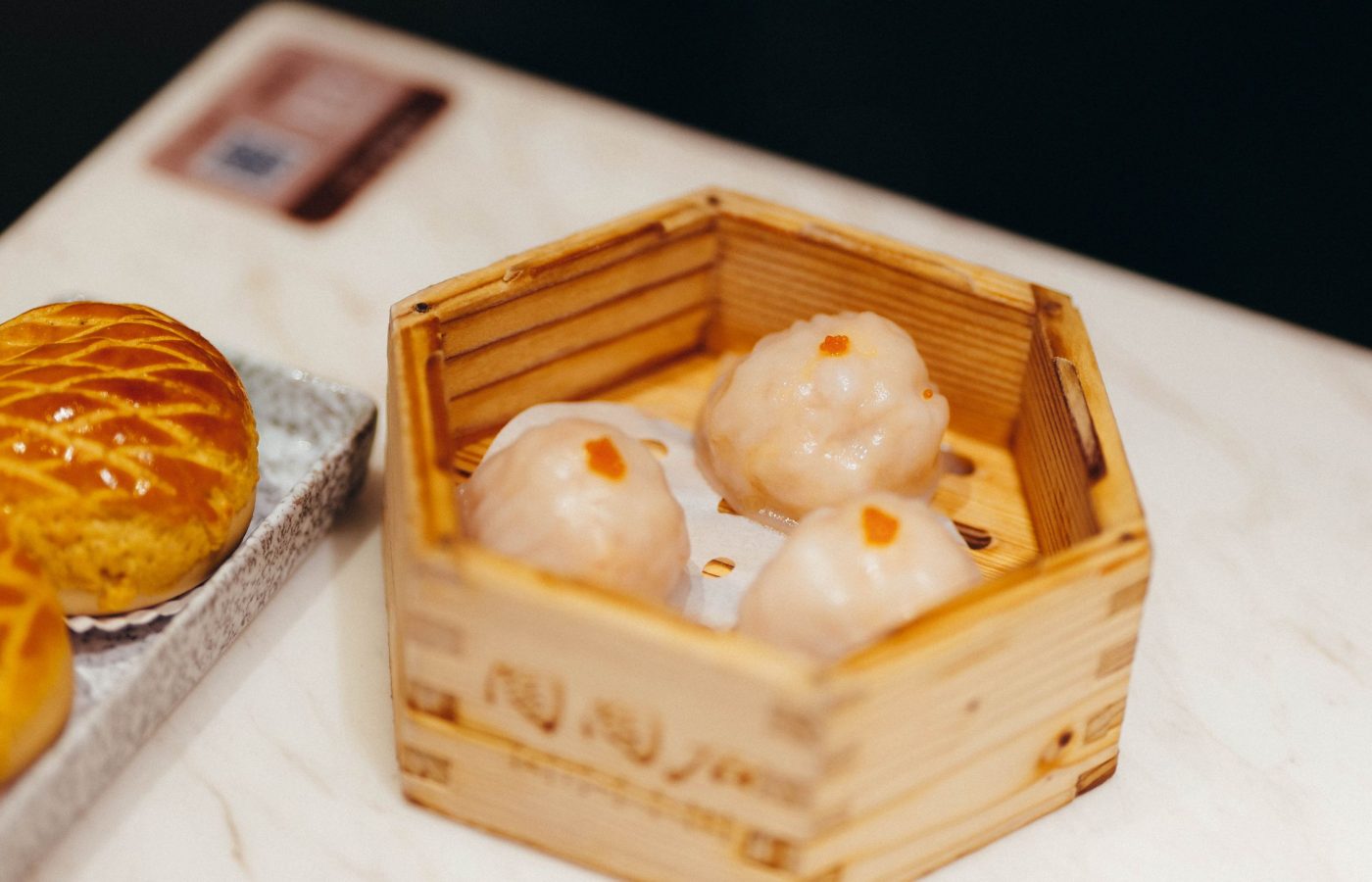 Dampfende Dim Sum in traditionellem Bambuskörbchen